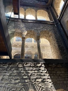 Der berühmte Turm der Stadt ist interessant und geheimnisvoll und enthält wie ein Sarkophag einen Glockenturm, der dort erst in den 1970er Jahren entdeckt wurde.